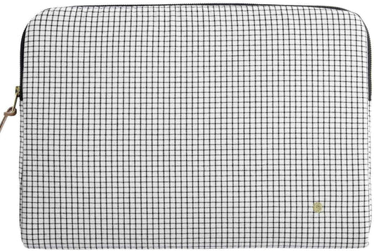 custodia per computer gustave caviar, colore gustave caviar, taglia 15-16"". vista frontale della custodia in tessuto eco su sfondo neutro