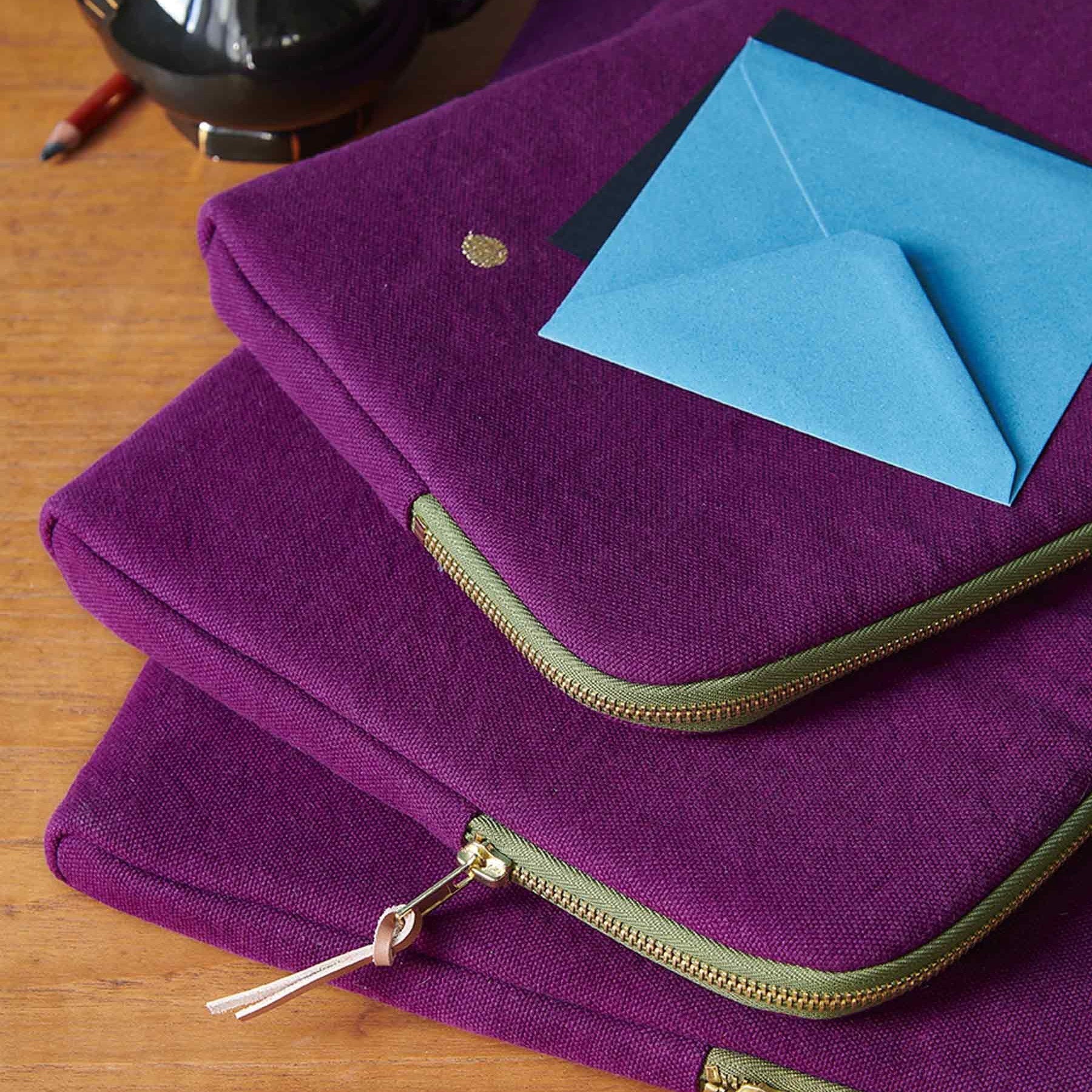 custodia per computer iona pioggia viola, colore pioggia viola, taglia 13-14"". realizzata in tessuto naturale, protegge il laptop con stile e sostenibilità