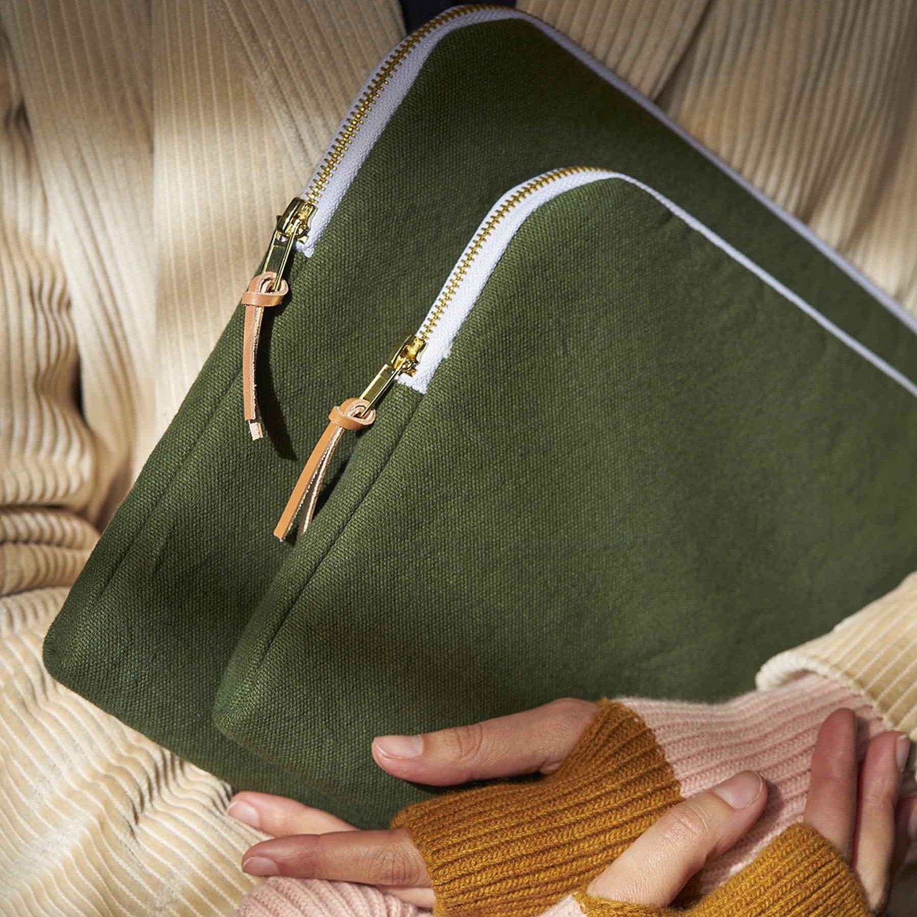 custodia per computer iona cavolo riccio, colore cavolo riccio, taglia 13-14"". realizzata in tessuto naturale, protegge il laptop con stile e sostenibilità