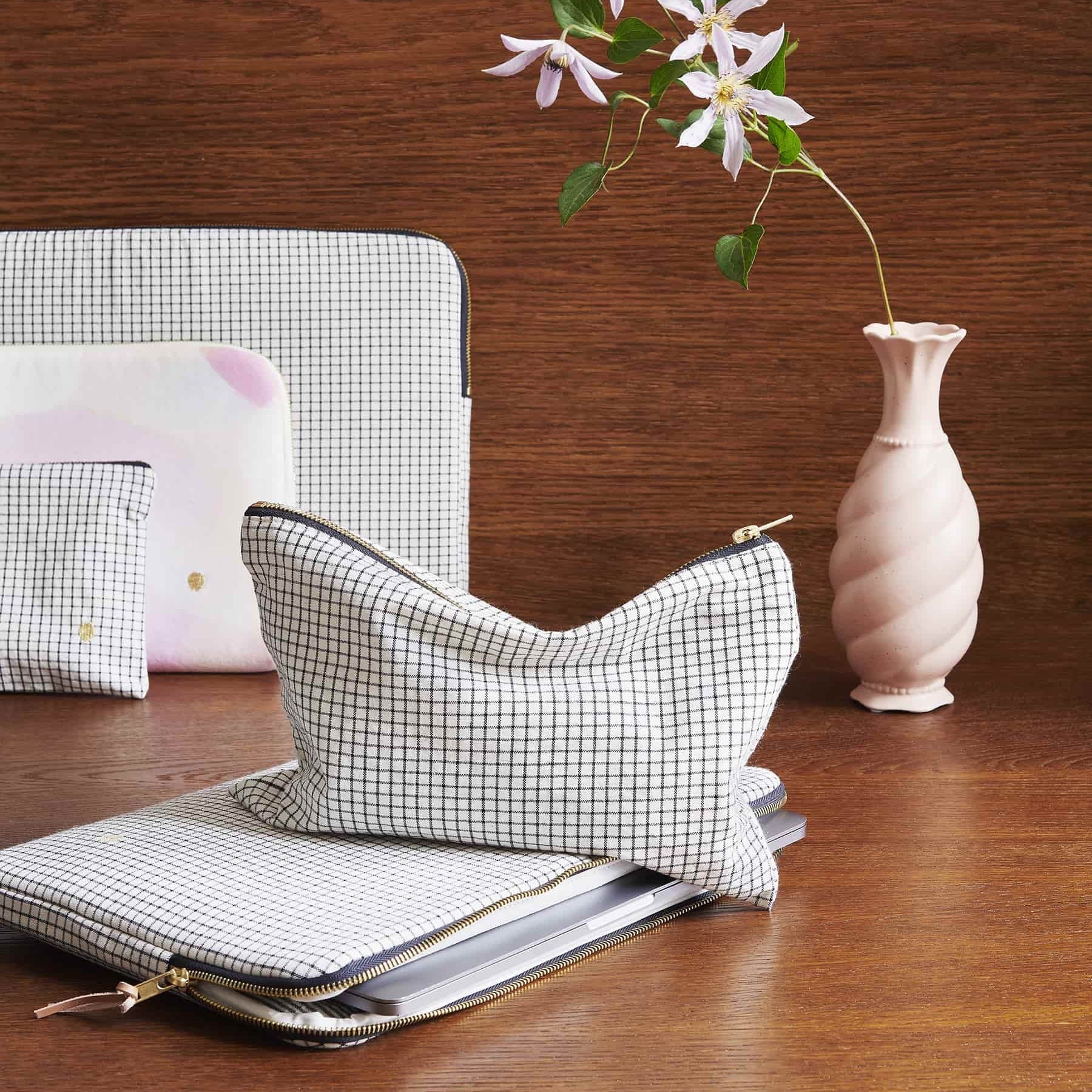 custodia per computer gustave caviar, colore gustave caviar, taglia 13-14"". realizzata in tessuto naturale, protegge il laptop con stile e sostenibilità