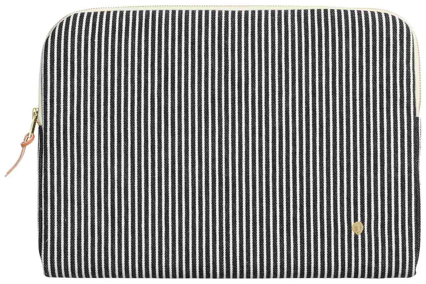 custodia per computer basile caviale, colore caviale, taglia 13-14"". vista frontale della custodia in tessuto eco su sfondo neutro