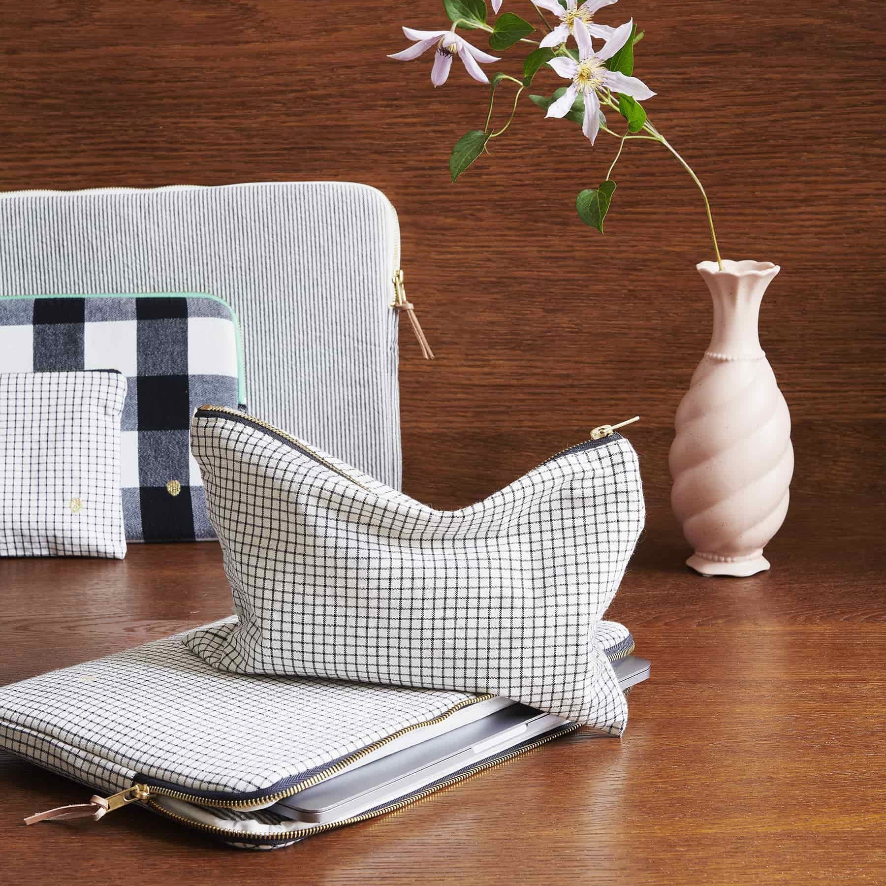 custodia ipad gustave caviar, colore gustave caviar, taglia 19 x 26 x 3. dettaglio del prodotto da bagno