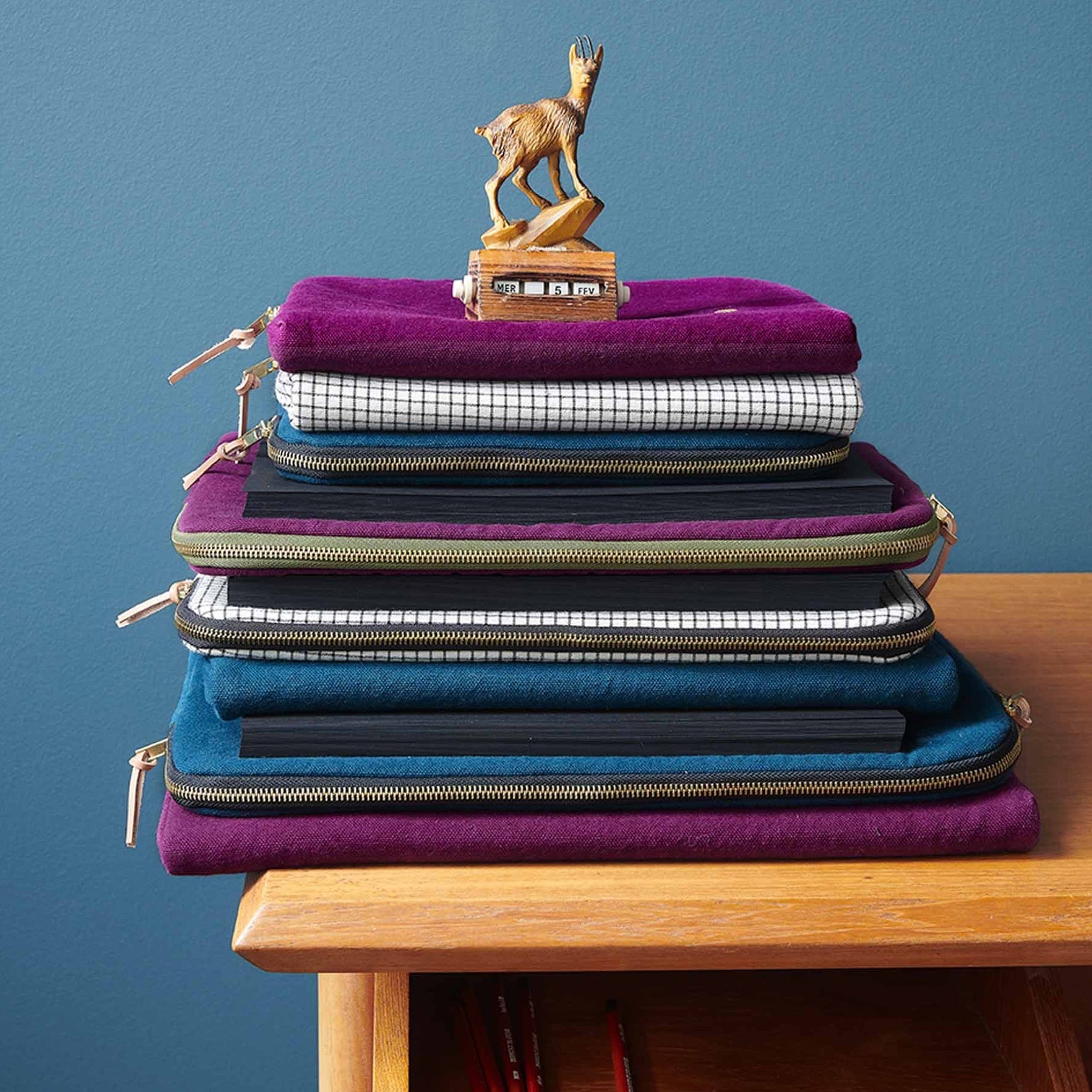 custodia ipad iona pioggia viola, colore pioggia viola, taglia 19 x 26 x 3. dettaglio del prodotto da bagno