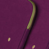 custodia ipad iona pioggia viola, colore pioggia viola, taglia 19 x 26 x 3. dettaglio del prodotto da bagno