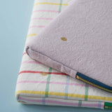 custodia ipad iona pepe rosa, colore pepe rosa, taglia 19 x 26 x 3. dettaglio del prodotto da bagno