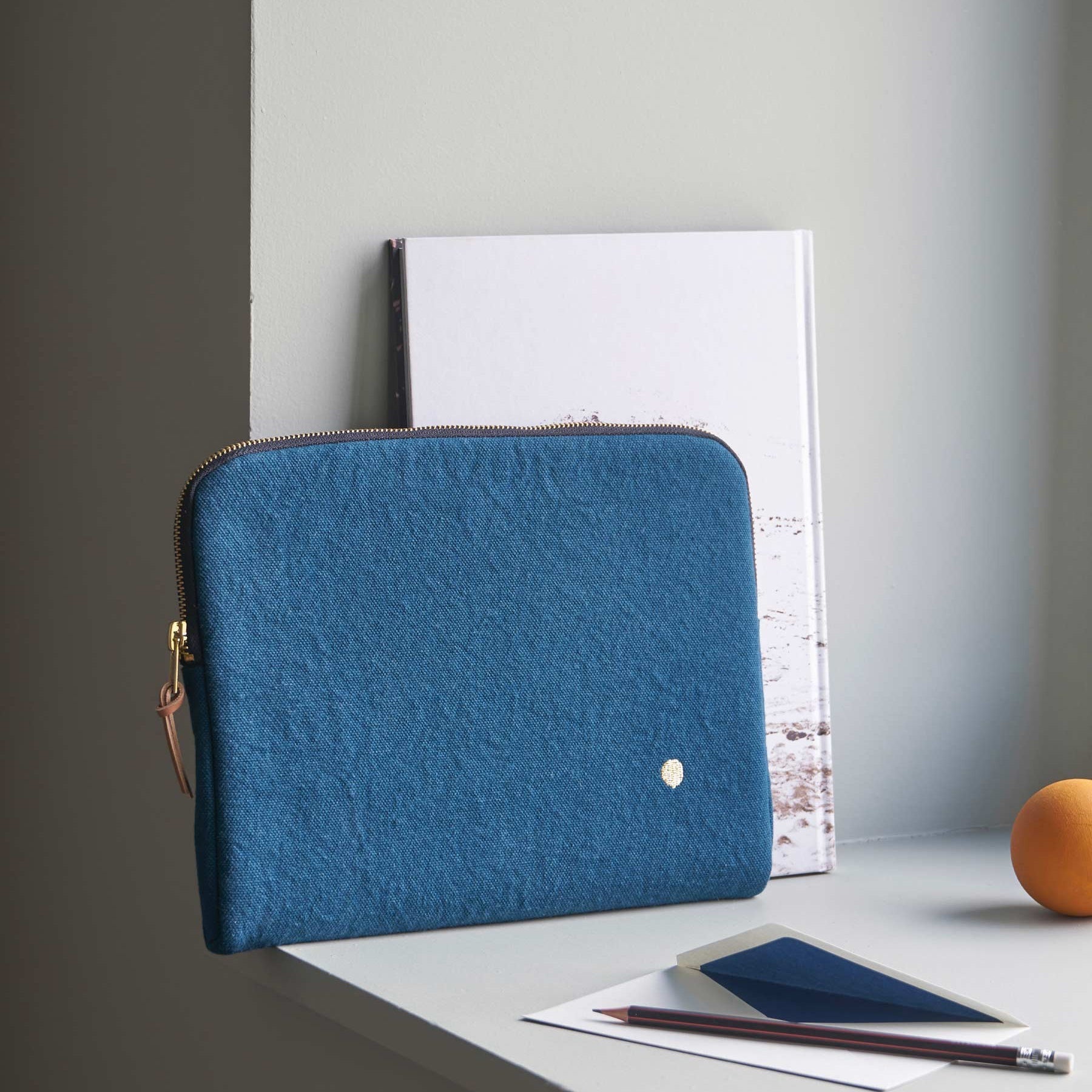 custodia ipad iona uragano, colore uragano, taglia 19 x 26 x 3. dettaglio del prodotto da bagno