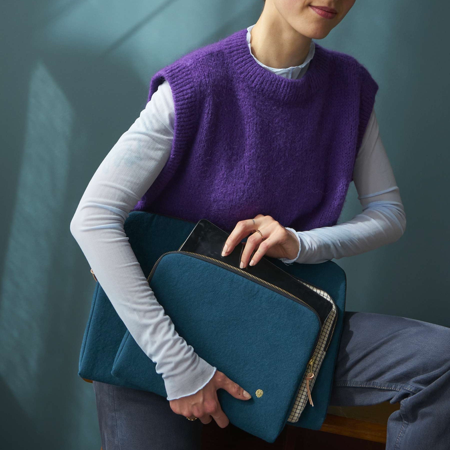 custodia ipad iona uragano, colore uragano, taglia 19 x 26 x 3. dettaglio del prodotto da bagno