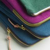 custodia ipad iona uragano, colore uragano, taglia 19 x 26 x 3. dettaglio del prodotto da bagno