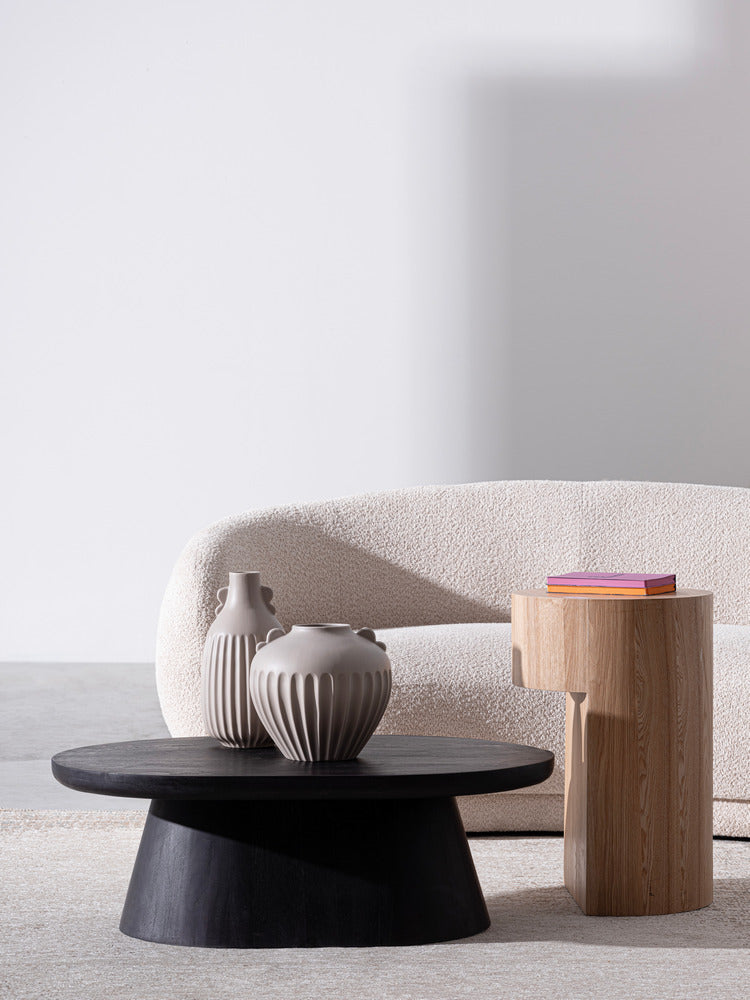 divano tecla in tessuto effetto bouclé naturale, dettaglio della seduta e lavorazione dei materiali