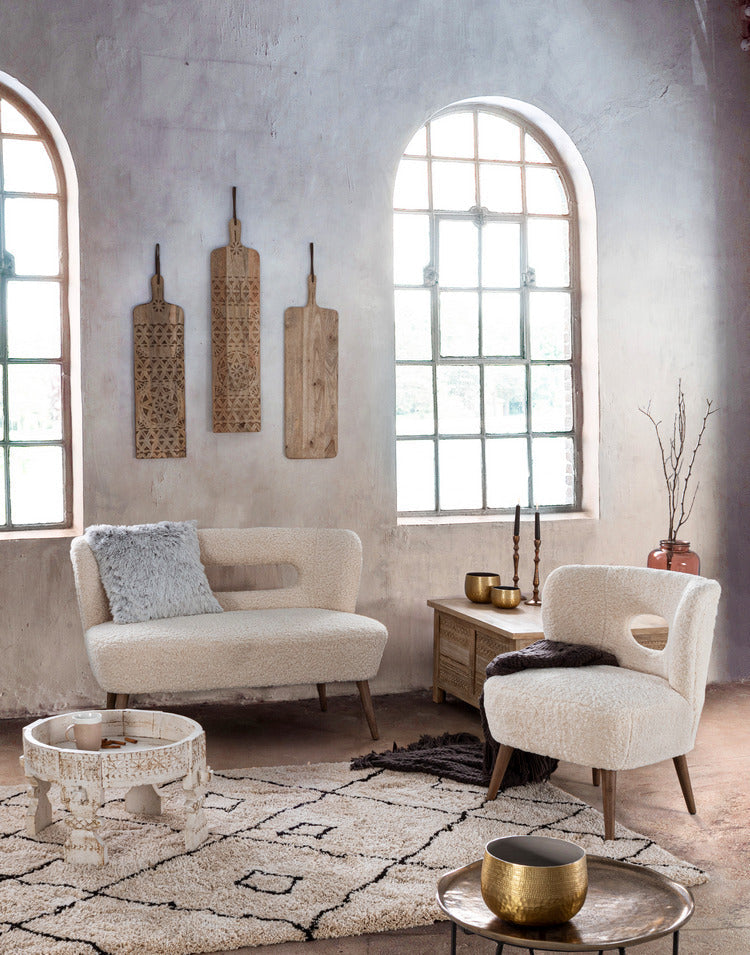 divano cortina in tessuto bianco effetto lana e gambe in legno rubberwood, ispirazione per soggiorni dallo stile...