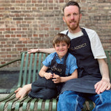 grembiule da cucina marcel food caviale, colore caviale, taglia 90 x 75. realizzato in 60% lino 40% cotone, resistente e comodo per l’uso quotidiano in cucina