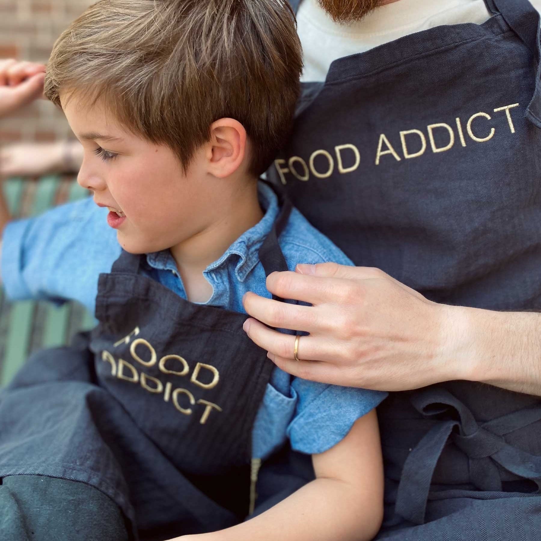 grembiule da cucina marcel food caviale, colore caviale, taglia 90 x 75. ideale per cucinare con stile e protezione