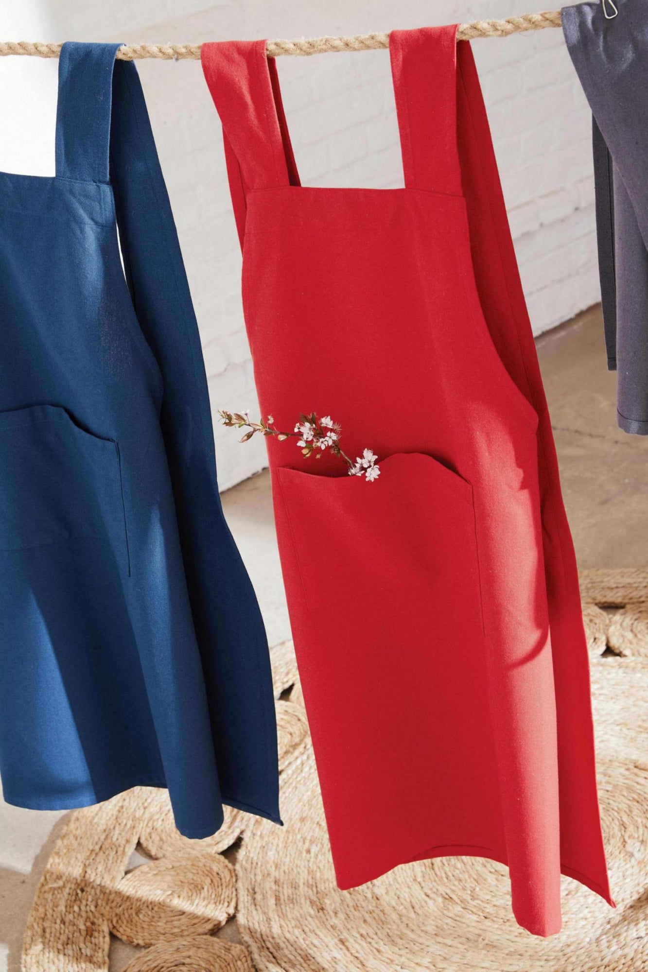 grembiule da cucina gen rosso, colore rosso, taglia 120 x 85. ideale per cucinare con stile e protezione