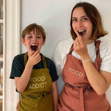 grembiule da cucina per bambini marcel food rabarbaro, colore rabarbaro, taglia 65 x 50. realizzato in 60% lino 40% cotone, resistente e comodo per l’uso quotidiano in cucina