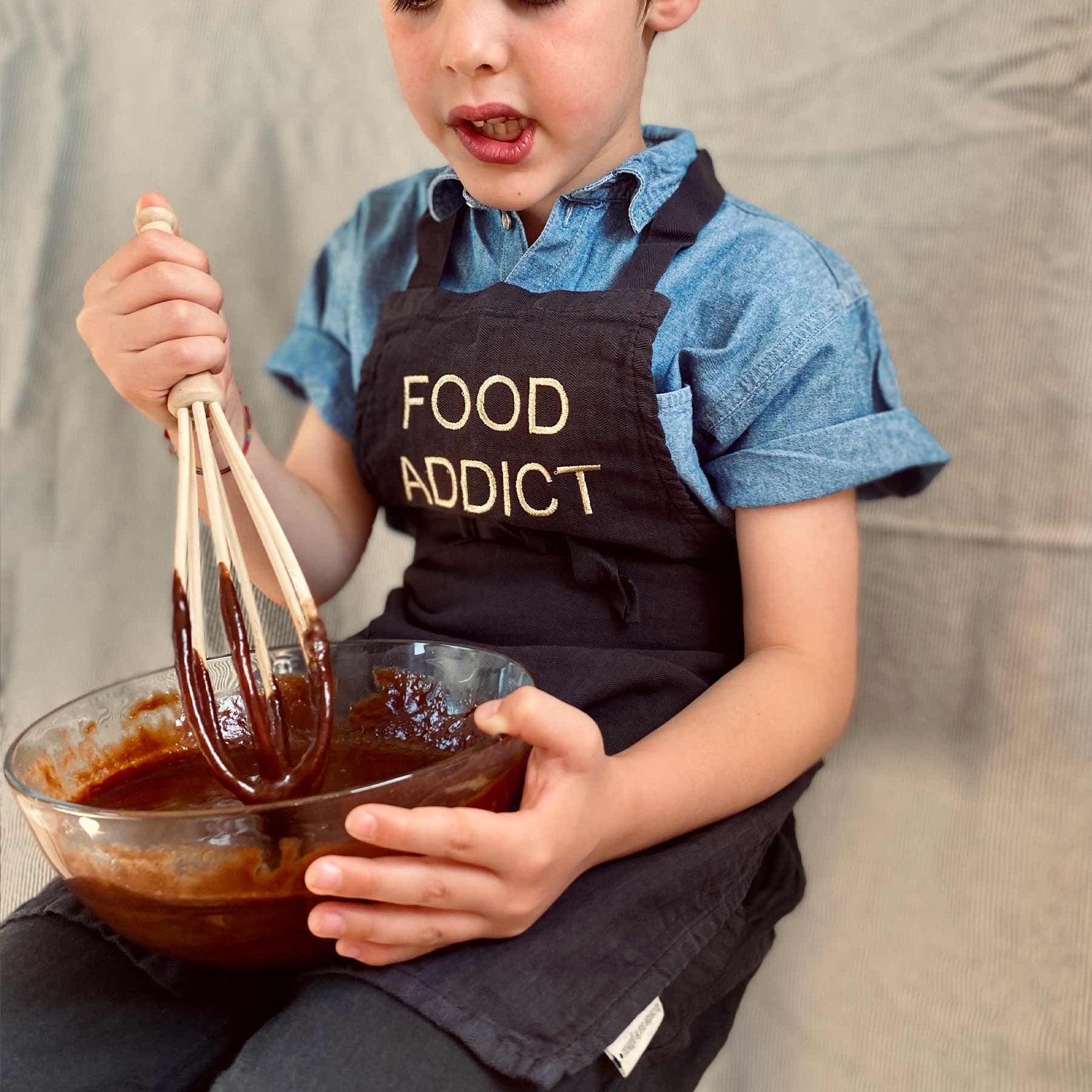 grembiule da cucina per bambini marcel food caviale, colore caviale, taglia 65 x 50. realizzato in 60% lino 40% cotone, resistente e comodo per l’uso quotidiano in cucina