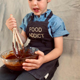 grembiule da cucina per bambini marcel food caviale, colore caviale, taglia 65 x 50. realizzato in 60% lino 40% cotone, resistente e comodo per l’uso quotidiano in cucina