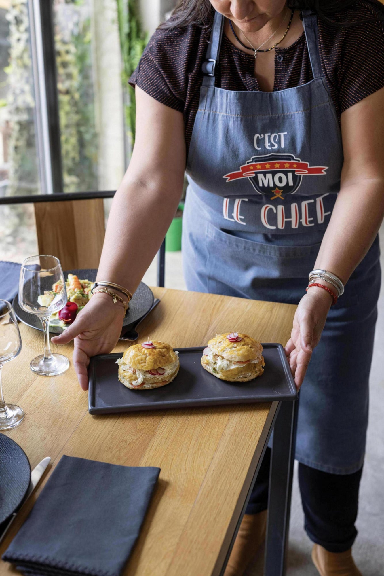 grembiule da cucina riciclato le chef nero, colore nero, taglia 72 x 90. realizzato in 80% cotone riciclato 20% poliestere, resistente e comodo per l’uso quotidiano in cucina