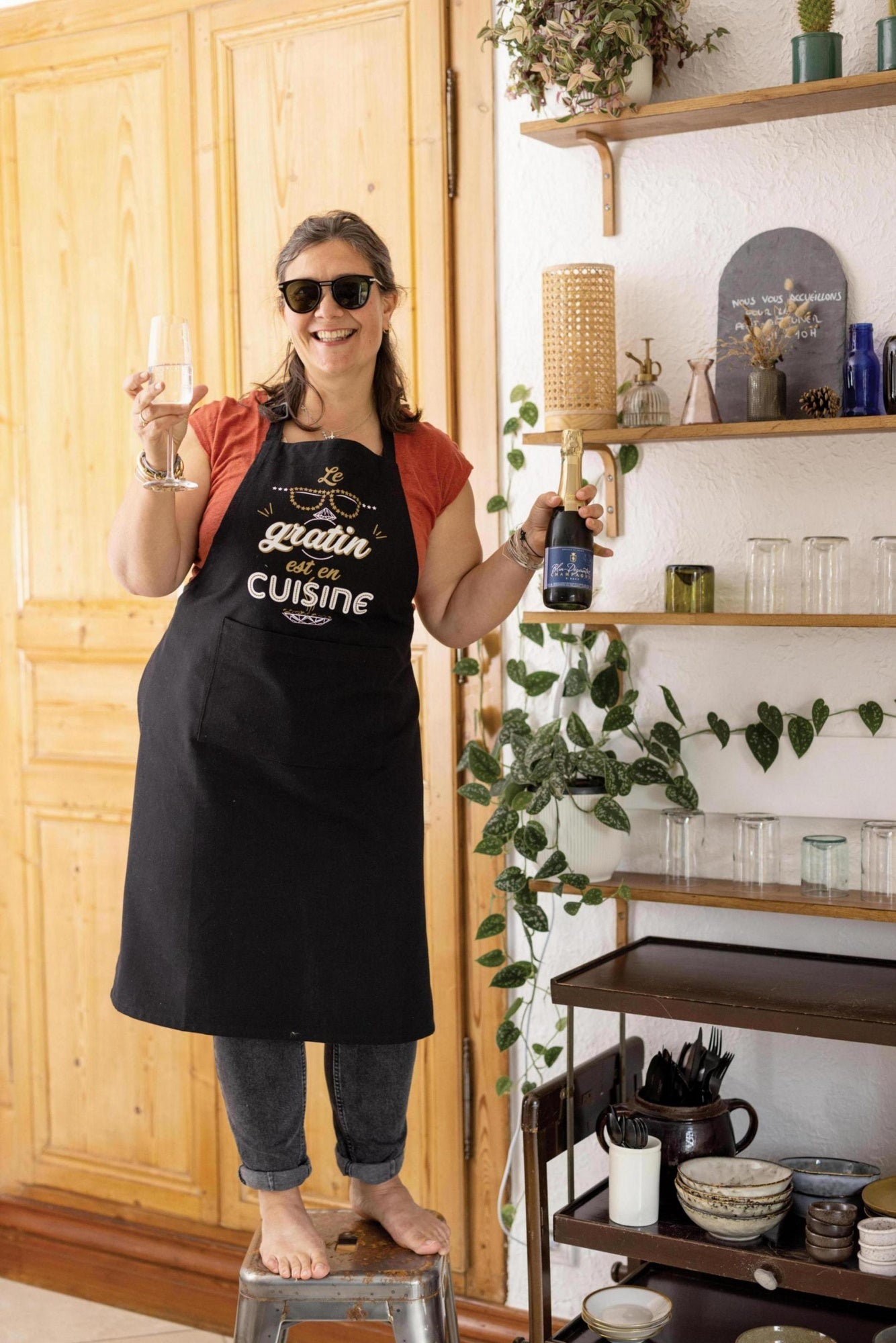 grembiule da cucina riciclato con tasca peps le gratin rosa, colore rosa, taglia 90 x 72. realizzato in 100% cotone riciclato, resistente e comodo per l’uso quotidiano in cucina