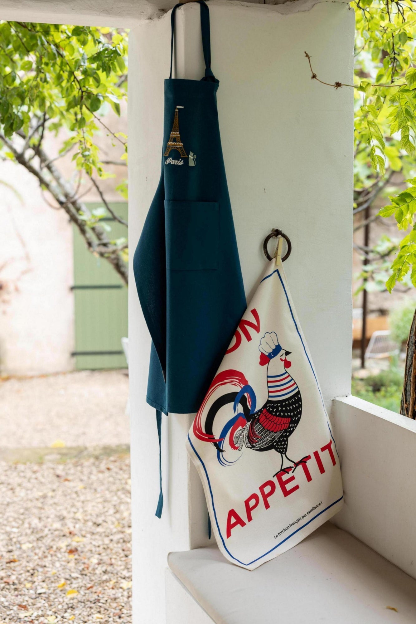 grembiule da cucina riciclato con tasca tour eiffel pavone, colore pavone, taglia 85 x 72. realizzato in 80% cotone riciclato 20% poliestere, resistente e comodo per l’uso quotidiano in cucina