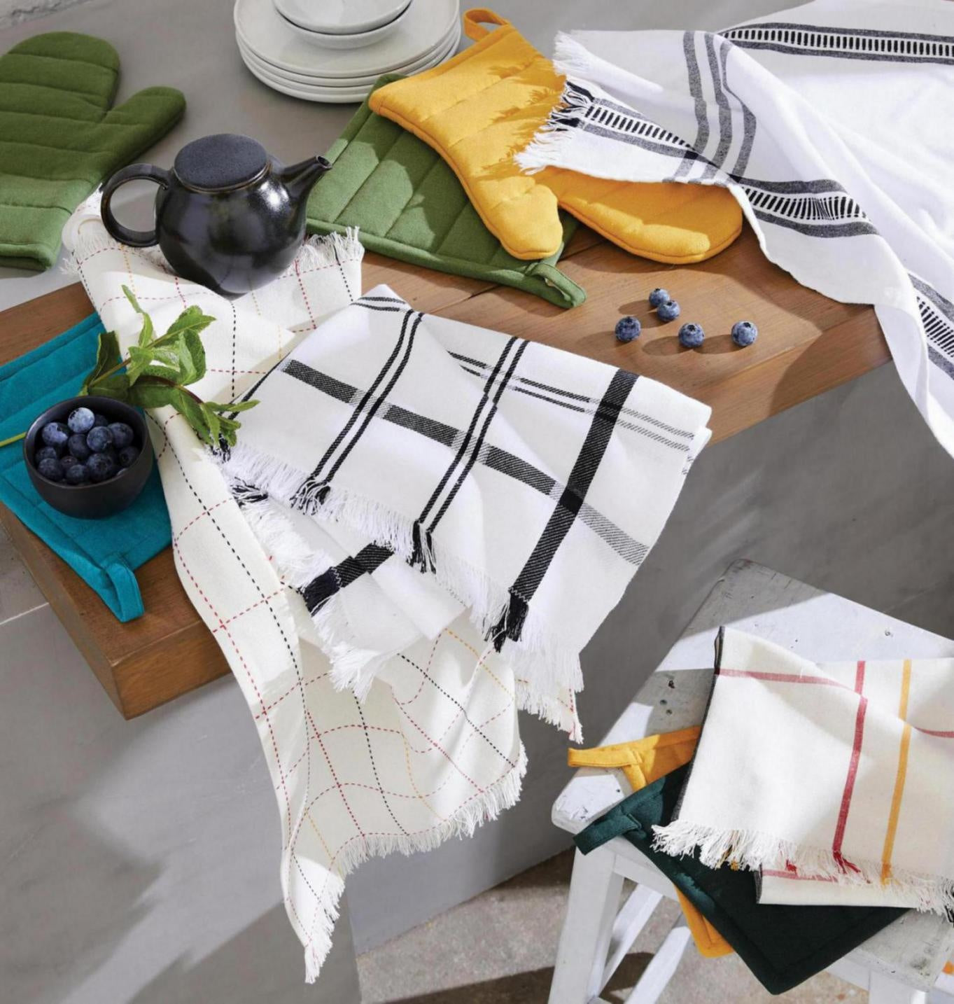 guanto da cucina e presina riciclati jona girasole, colore girasole, taglia 15 x 30. realizzato in esterno 80% cotone 20% poliestere imbottitura 100% cotone, ideale per maneggiare pentole e teglie calde in sicurezza