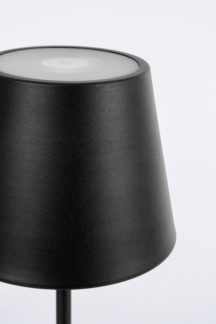 lampada etna a led nera, vista ambientata in terrazza, portico o zona ingresso