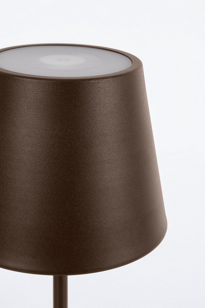 lampada etna a led marrone, vista ambientata in terrazza, portico o zona ingresso