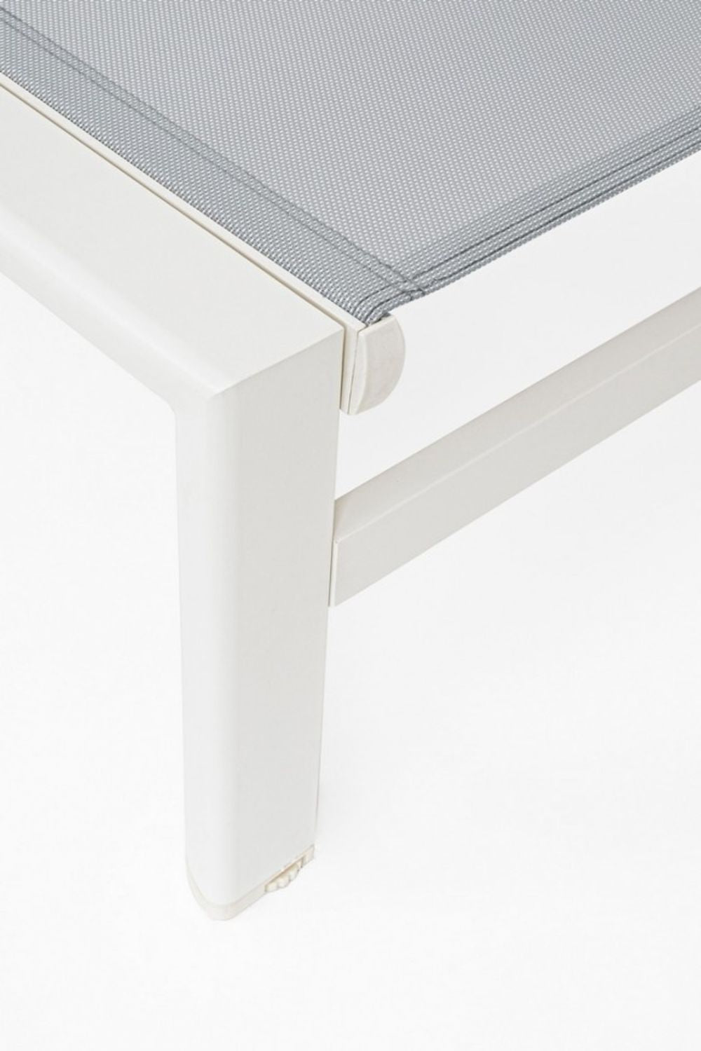 lettino reclinabile skipper new in alluminio bianco e textilene grigio, con ruote, lettino ambientato in terrazza, bordo...