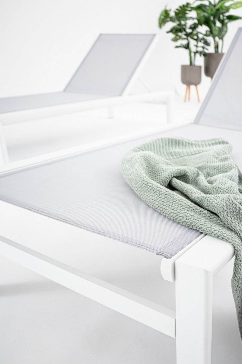 lettino reclinabile skipper new in alluminio bianco e textilene grigio, con ruote, vista laterale per mostrare profilo...