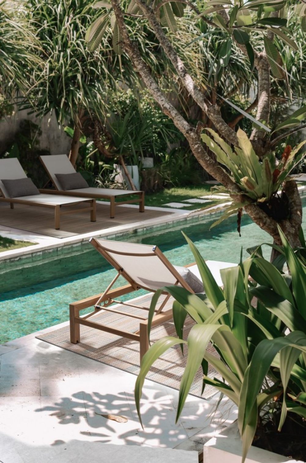 lettino reclinabile skipper new in alluminio color legno e textilene bianco, con ruote, dettaglio dei materiali: textilene,...