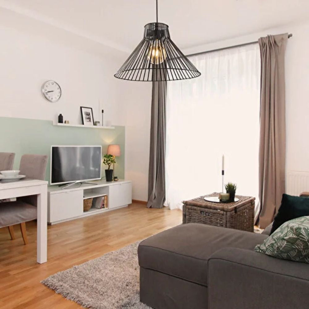 lampada a sospensione panama mdl4135 filo metallico nero, ambientazione moderna con punto luce centrale sopra il tavolo