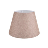 lampada da tavolo pikobi2634 con paralume beige e base bianca, vista ambientata su scrivania, comodino o console