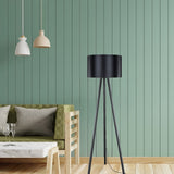 lampada da terra piko mdl5134 con piantana e paralume in tessuto nero, vista ambientata accanto a divano, poltrona o libreria