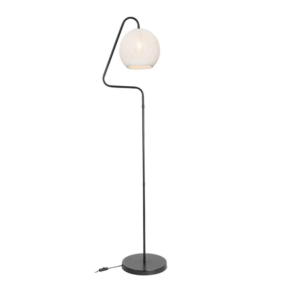 lampada da terra a stelo yumak mdl4256 grigio e paralume tessuto bianco, vista ambientata accanto a divano, poltrona o libreria