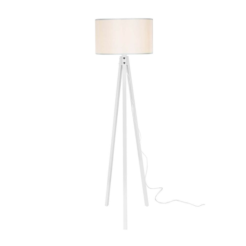 lampada da terra rodi asz1233 treppiede legno e paralume tessuto bianco, vista ambientata accanto a divano, poltrona o libreria