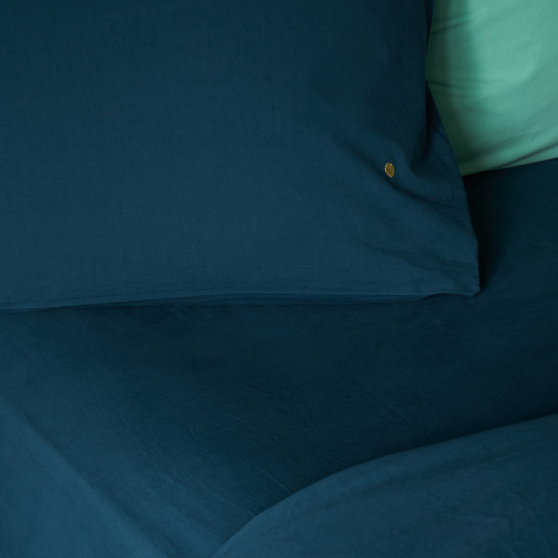 lenzuolo con angoli celeste uragano, colore uragano, taglia 140 x 200. realizzato in 100% cotone bio, assicura comfort,...