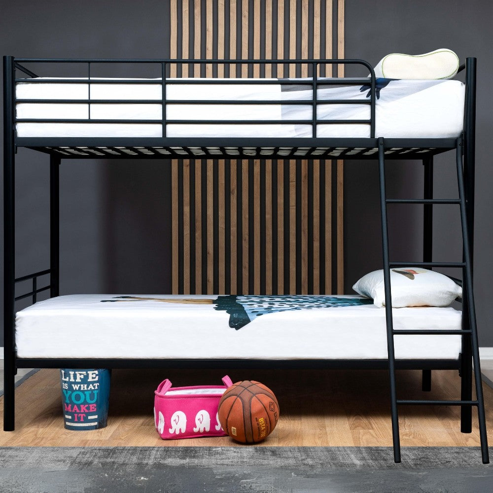 letto a castello monza in metallo nero, dettaglio della scala di accesso al letto superiore
