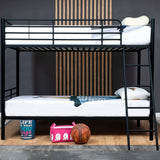 letto a castello monza in metallo nero, dettaglio della scala di accesso al letto superiore