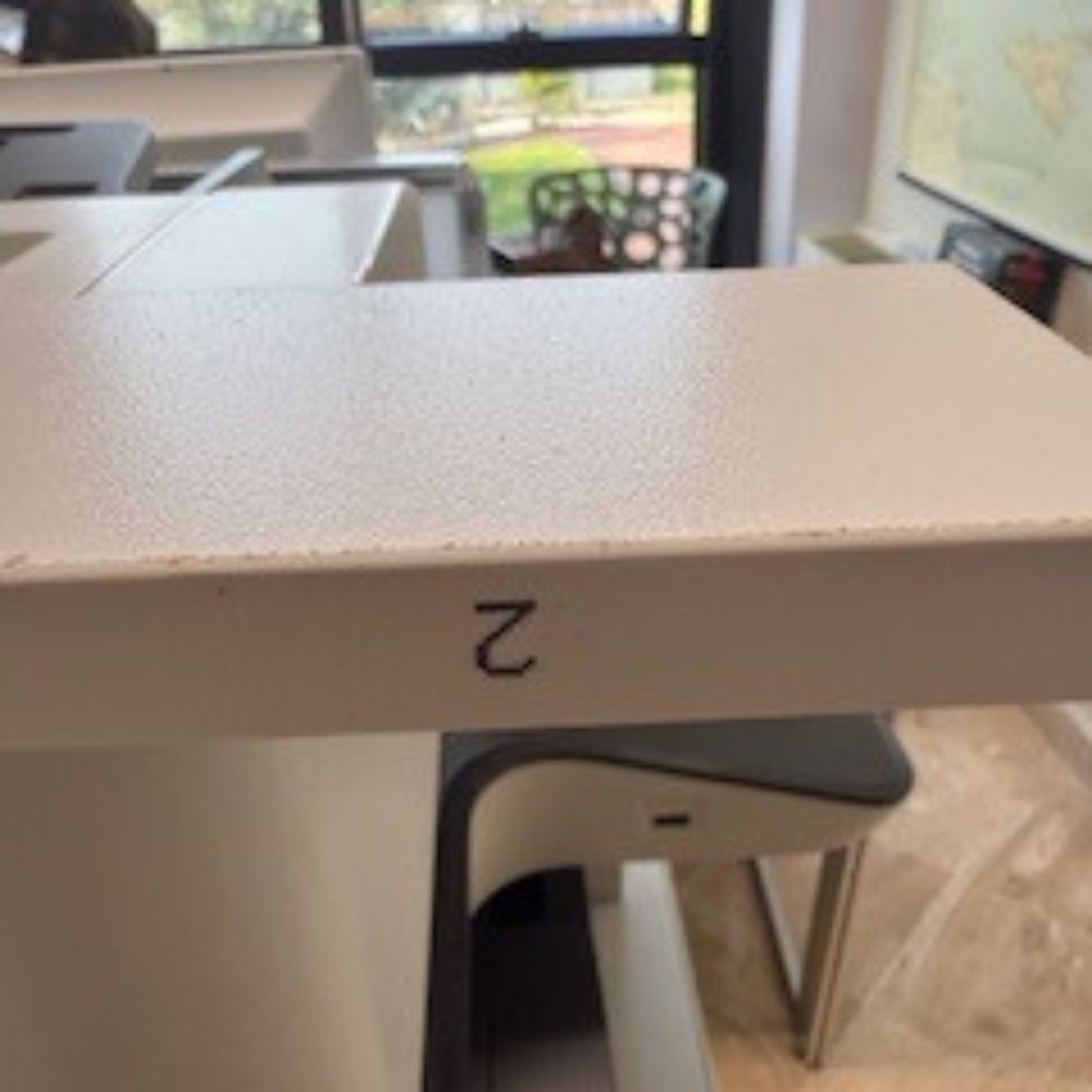 libreria bassa con tre ripiani rkt330, dettaglio della struttura in legno o metallo, robusta e funzionale