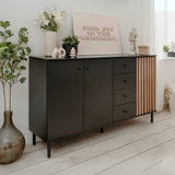 madia monza 51c 3 ante 4 cassetti in nero con listelli rovere effetto cannettato, vista ambientata in soggiorno, sala da pranzo o ingresso