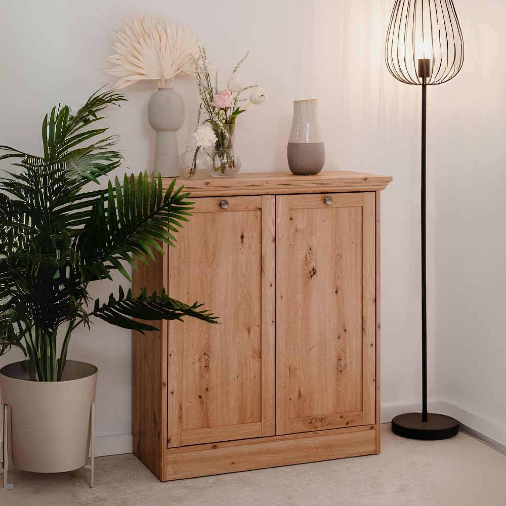 credenza timber 01a con 2 ante colore rovere anticato, vista ambientata in soggiorno, sala da pranzo o ingresso