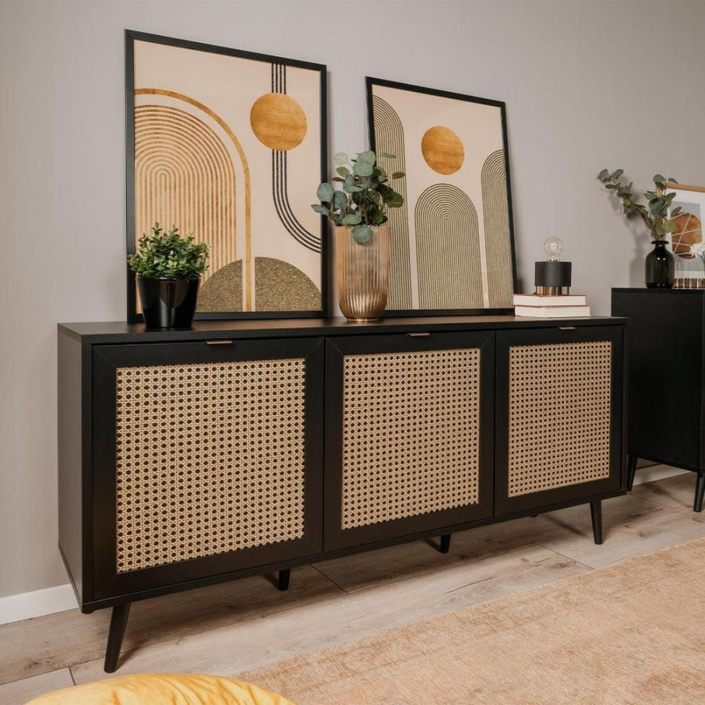 madia vienna51a 3 ante nera con frontali effetto vimini, vista ambientata in soggiorno, sala da pranzo o ingresso