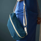 marsupio iona uragano, colore uragano, taglia 19 x 28. realizzato in cotone biologico, comodo e sostenibile per ogni giorno