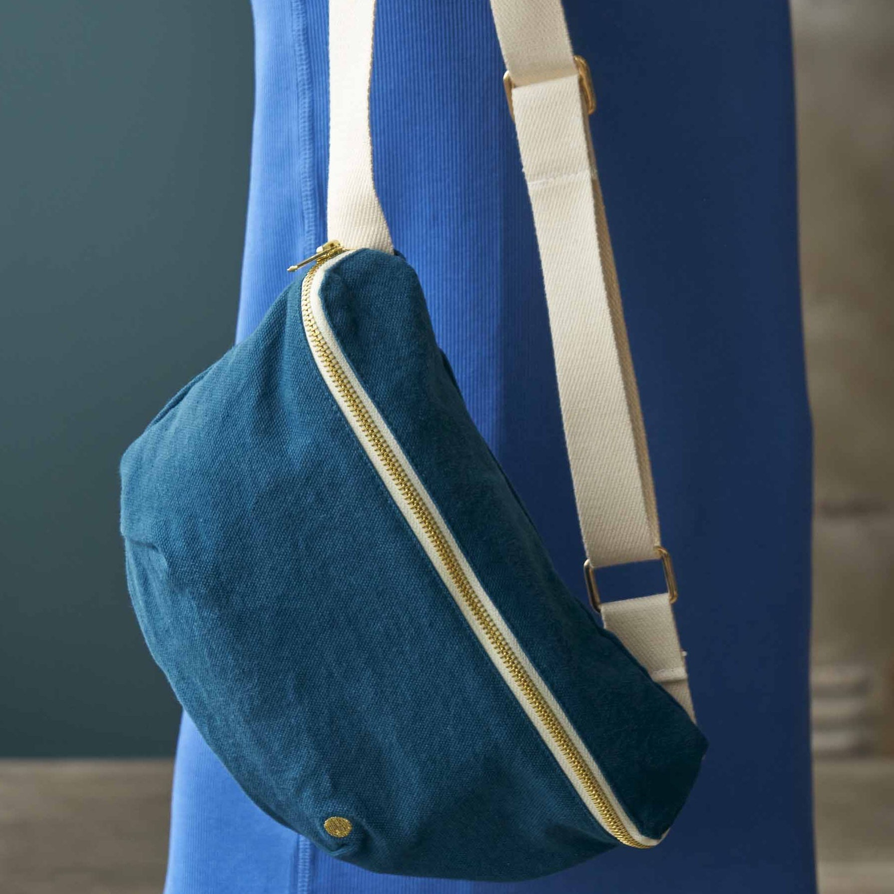 marsupio iona uragano, colore uragano, taglia 19 x 28. marsupio dallo stile casual perfetto per viaggi e passeggiate