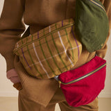 marsupio iona cavolo riccio, colore cavolo riccio, taglia 19 x 28. design minimal e funzionale con tasche comode