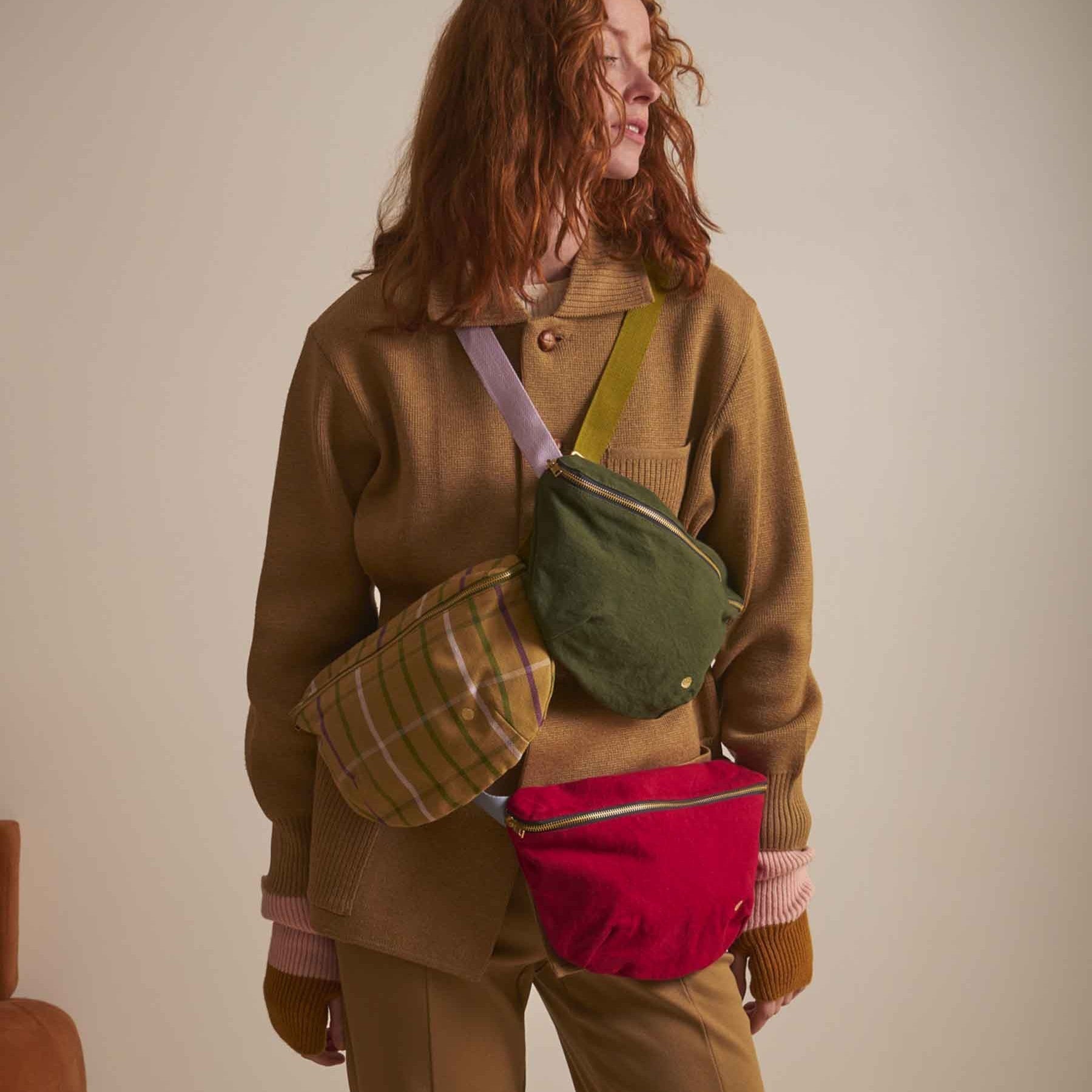 marsupio scotty marrone, colore marrone, taglia 19 x 28. design minimal e funzionale con tasche comode