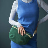 marsupio iona nori, colore nori, taglia 19 x 28. design minimal e funzionale con tasche comode