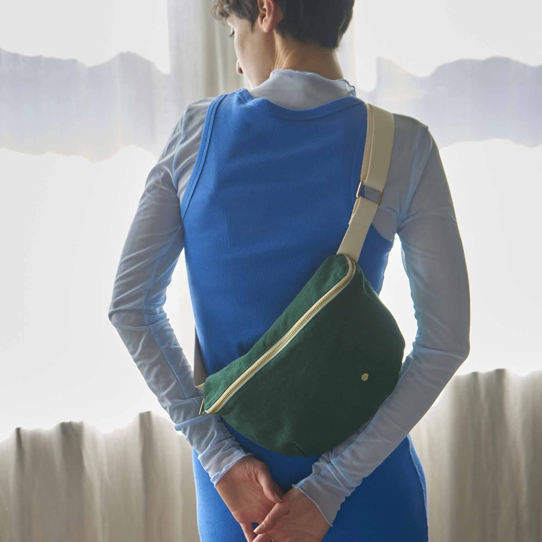 marsupio iona nori, colore nori, taglia 19 x 28. compagno perfetto per giornate dinamiche ed estive