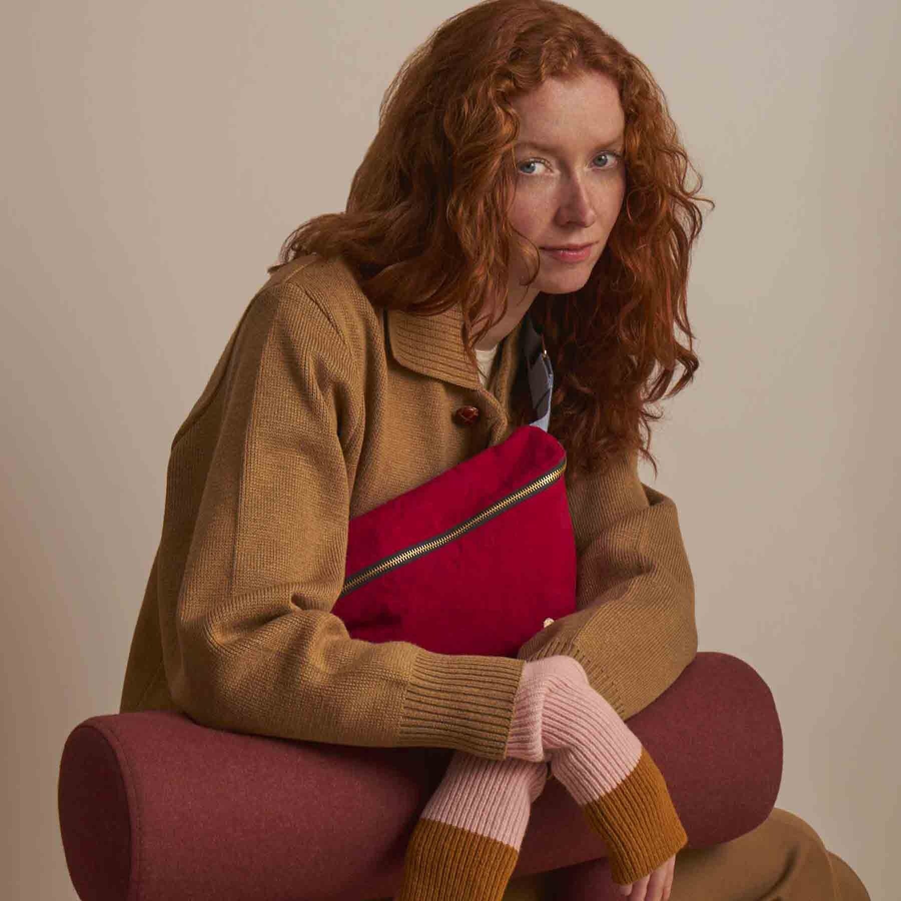 marsupio iona ciliegia, colore ciliegia, taglia 19 x 28. realizzato in cotone biologico, comodo e sostenibile per ogni giorno