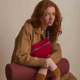 marsupio iona ciliegia, colore ciliegia, taglia 19 x 28. realizzato in cotone biologico, comodo e sostenibile per ogni giorno