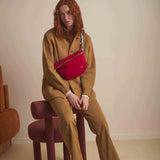 marsupio iona ciliegia, colore ciliegia, taglia 19 x 28. accessorio pratico per portare l’essenziale a mani libere